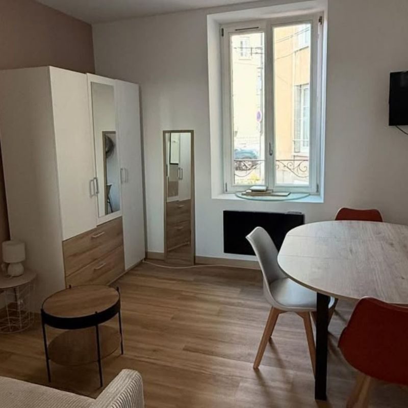 Studio rénové avec cuisine aménagée, dressing blanc, table ronde et balcon parisien